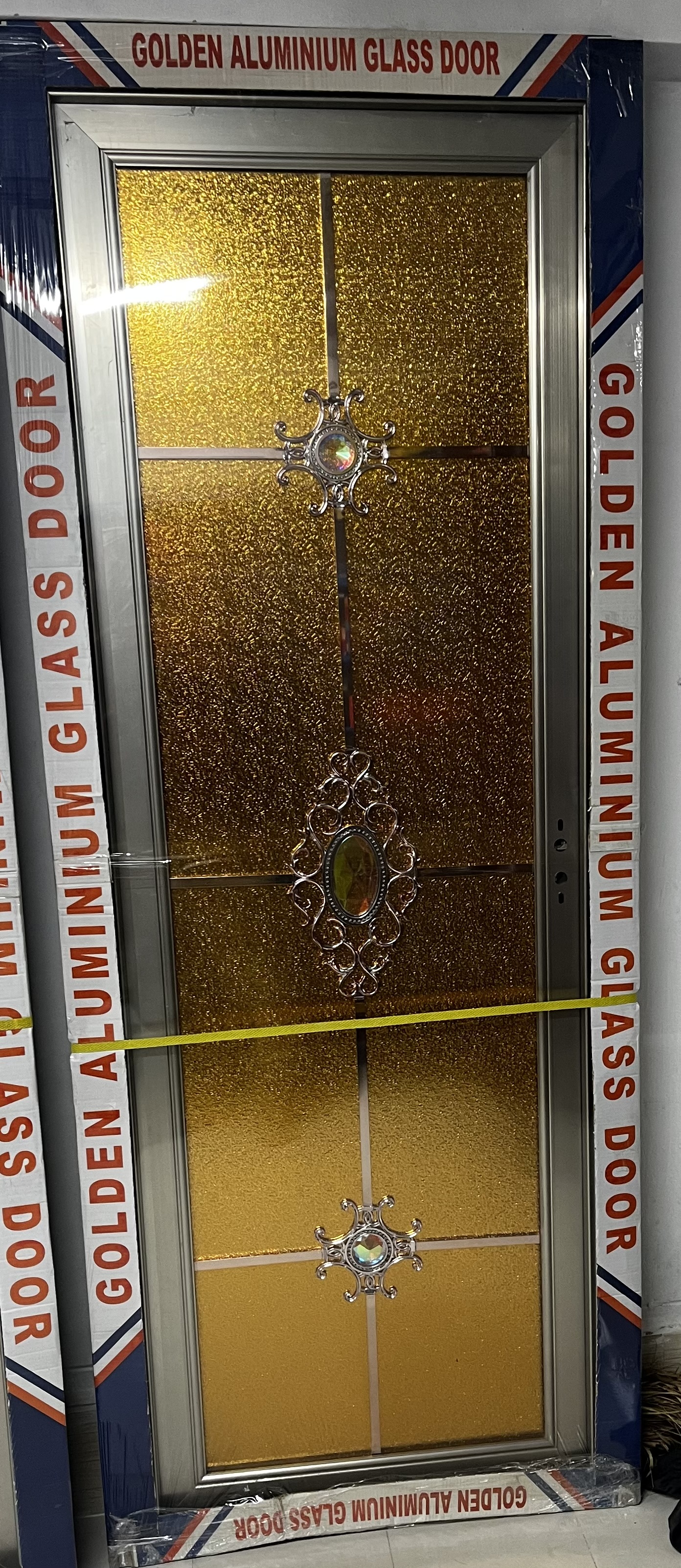 Aluminum glass door, tempered on both sides, very good quality, it will last a long time.